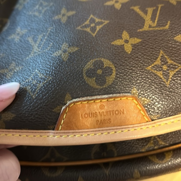 Louis Vuitton Menilmontant MM - Picture 11 of 13